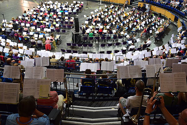 Viele Musiker in der Sparkassen-Arena zum Posaunentag, Blick auf die vielen Notenblätter
